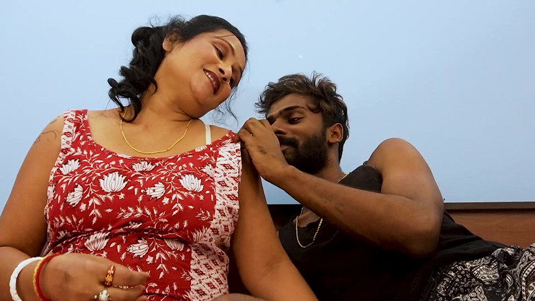 Xtramood: Padhosi tetička přijde v blízkosti sexy domu chlapců, když jeho...