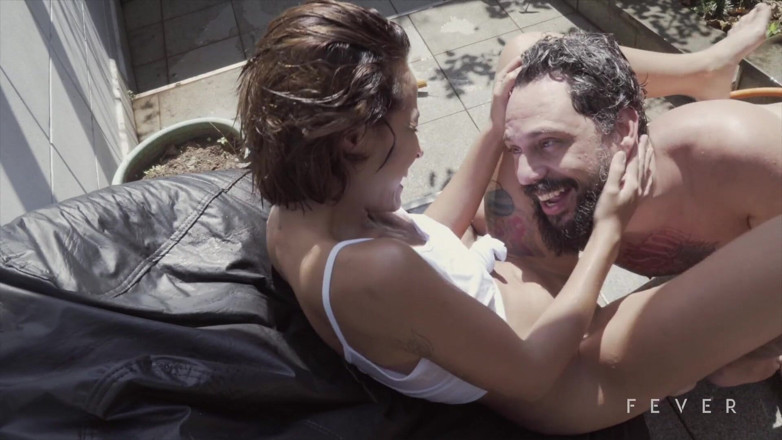 Fever Films: Diese brünette wird geil und fickt deinen chef im garten