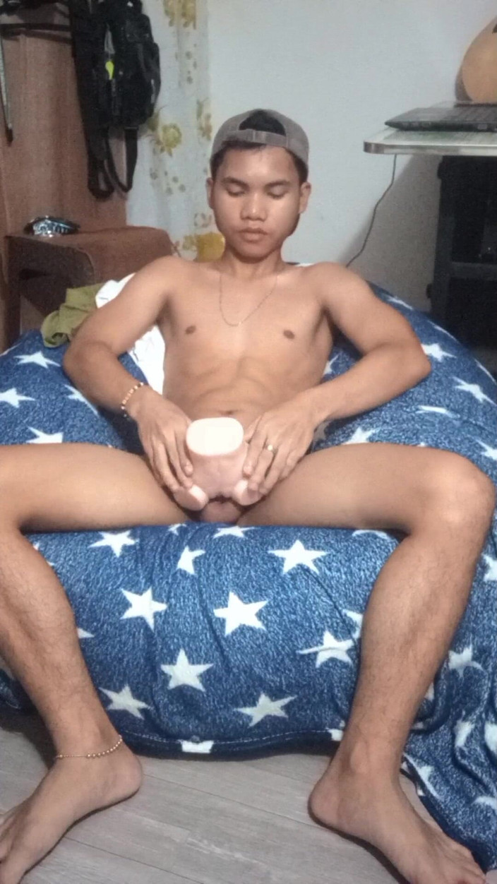 Rouge_eastson: Proberen hoe je dit poesje in een hoek neukt