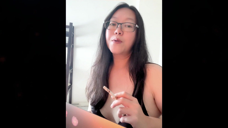 Smoking Asian: MILF Asia yang merokok menghisap menara rokok saya + Impromptu Striptis