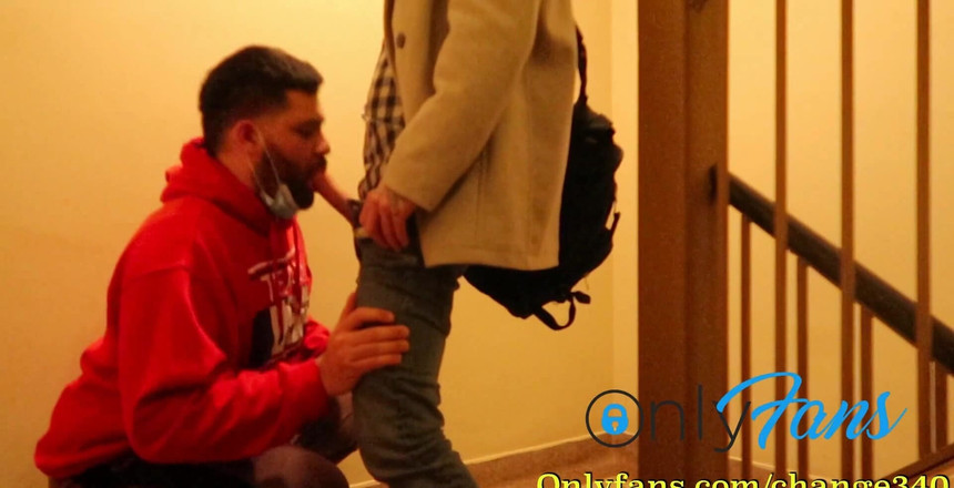 Change340: 휴식에 대학 계단에서 그를 빨아. 우리는 거의 걸렸어