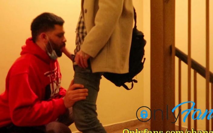 Change340: Je l’ai sucé dans la cage d’escalier de l’université pendant...