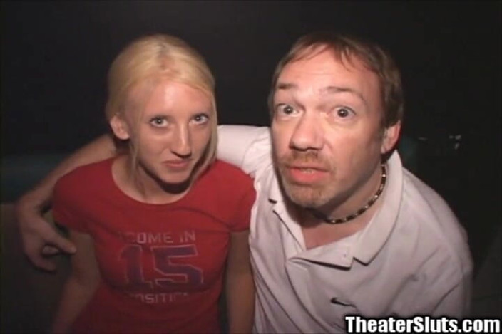 Theater Sluts: Magrinha Minny engolindo peituda loira cadela pau preto gangbang porno...