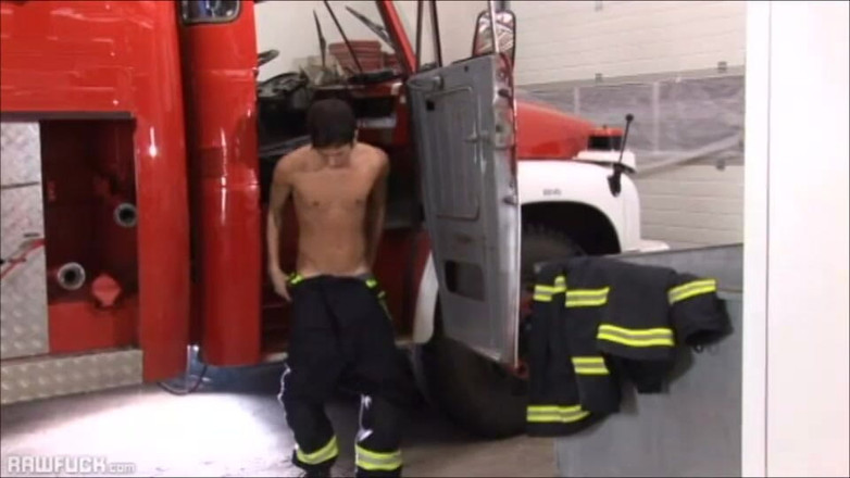 Raw Fuck: İtfaiyeci Val Horner kalın bir dölle mastürbasyon yapıyor