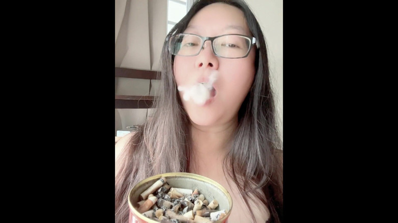 Smoking Asian: Asiatique accro à la fumée : réveille-toi et inhale ma fumée matinale...