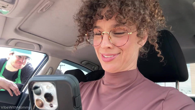 VibeWithMommy: Kıvırcık saçlı kraliçe kahveci çocuğu alıyor
