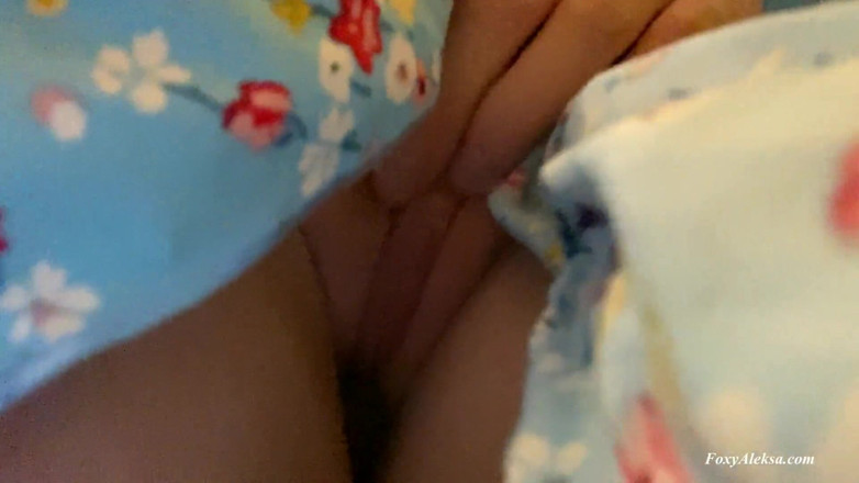 FoxyAleksa: 팬티 밑의 겸둥이 소녀. 지하철에서 공개 섹스. 핫한 후장과 자지 모르는 녀