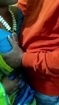 Indische Bhabhi Rakhi hete tietenpers en masti door zwager terwijl ze thuis op kantoorwerk doet