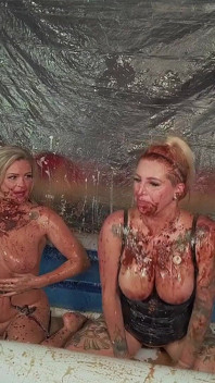 Sploshing Wet & Messy Party - loula和Nikki
