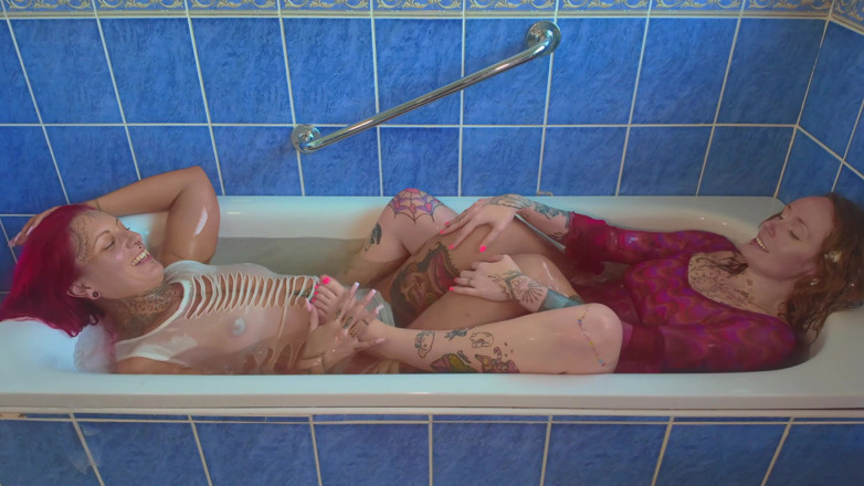 Goddess Transcendence: Wir stellen sie wetlook vor, voll angezogenes Bad Kink Awakening