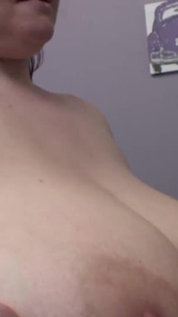 Velká krásná brunetka šuká po sprše