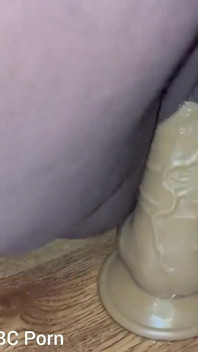Tření mého klitorisu na koni namontované dildo