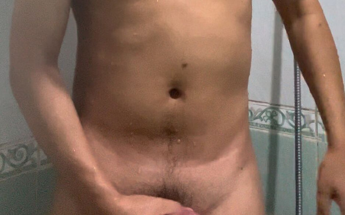 Nisty grils: Мастурбація у ванній кімнаті