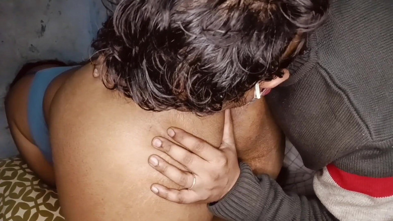 Yourgeeta8899: Sexy indická přítelkyně se svým přítelem se nejprve sprchuje, pak...