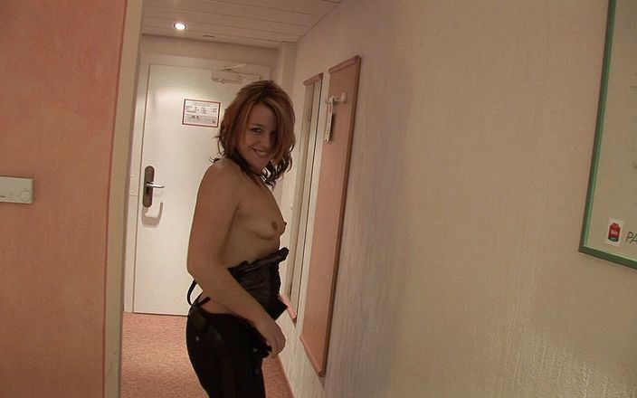 German Teen Hookers: Una teen tedesca di 18 anni ama giocare con il suo...