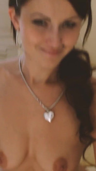 Salvajes Culos - 3_brunette Escena Con Grandes Tetas Se Masturba Su Apretado Coño Con Los Dedos