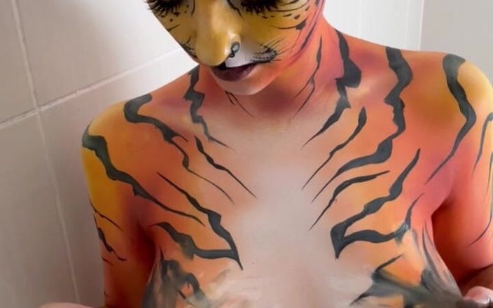 Em Yang: Tiger Bodypaint 淋浴单人玩耍