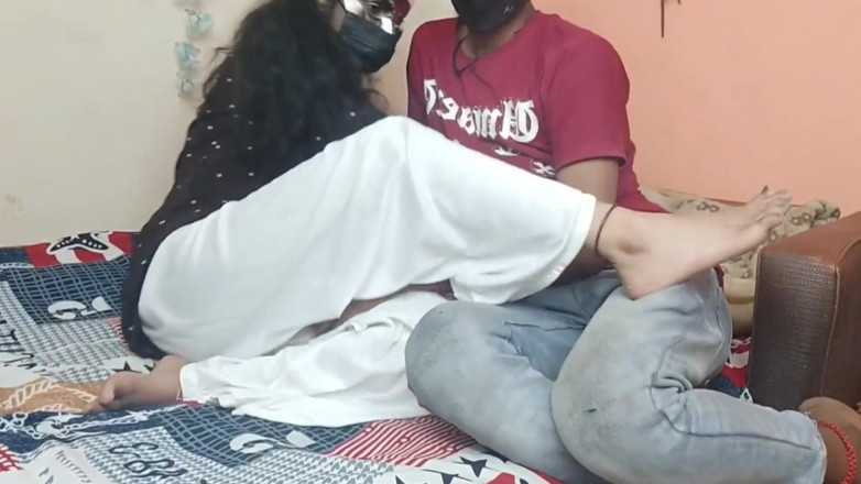 Hashini Hirunika: 인도 마을 소년과 거칠게 섹스하는 인도 여대녀 Priya