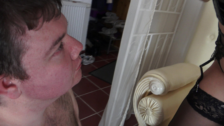 Femdom Austria: La amante rusa golpea y escupe - ¡Dominación!