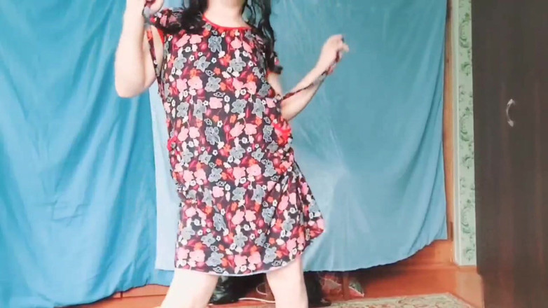 Kitty_Cross: Sissy tuyệt đẹp tạo dáng với lấp lánh trên má cô ấy