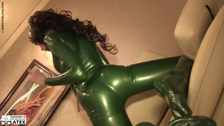 Fem Latex: Skvělé latexové video si užívá těsný nadržený pocit gumy na...