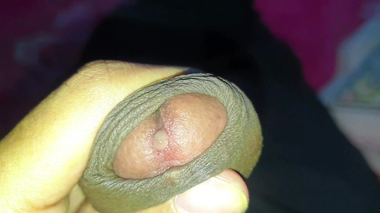 Xujjal: Deshi mladý chlapec si masíruje jeho velmi malý penis. Masturbujte...