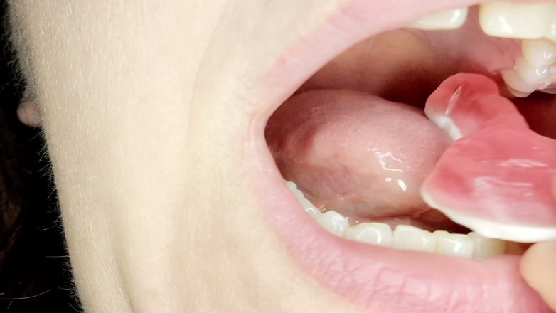 Nicoletta Embassi: Inside My Mouth Chew Chew &amp; Tongue (open Mouth Chew &amp; Tongue POV)