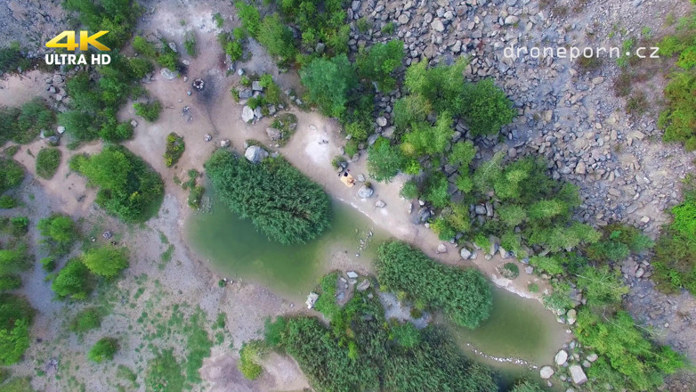 Peaches and Bananas: Baise en plein air filmée par un drone
