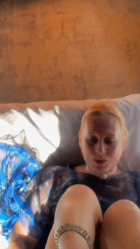 Selena在阳光下玩性爱游戏的一部分