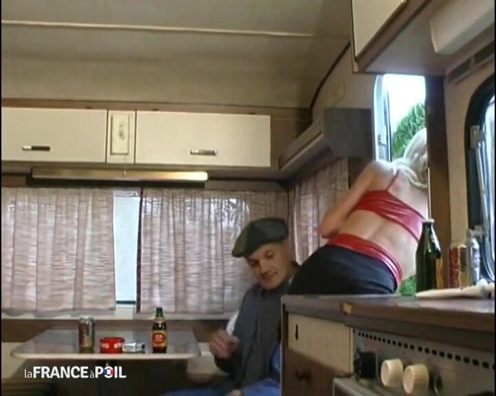 Rue Chaude: Atuk sesat yang datang untuk mendapatkan telurnya dari bas pelacur.