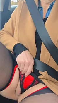 MILF Chaude Et Sexy En Voiture
