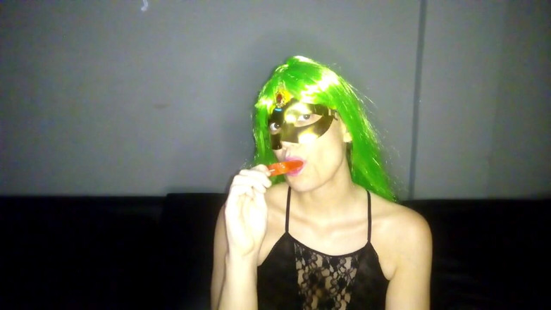 Sexoamateur: Sucking ice cream