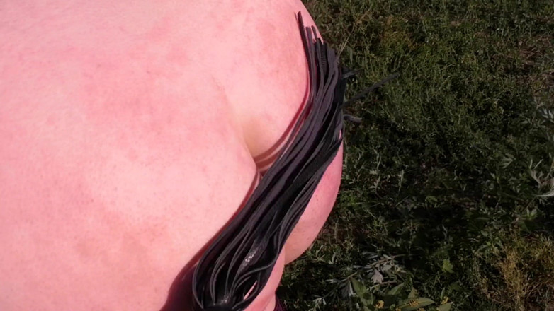 Bouncy Tits Action: Culo da montare in un campo di grano