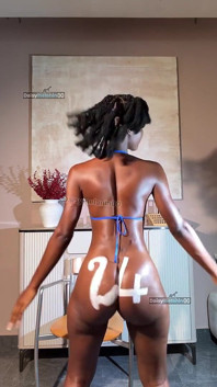 La ragazza nera sexy twerka - magra e spessa