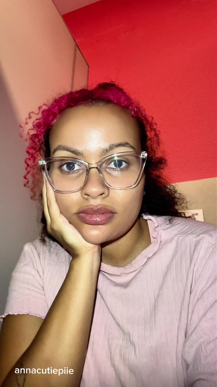 Cutiepiie Chubby: Öffentliches gasiges mädchen im badezimmer versucht, es zu halten, aber...