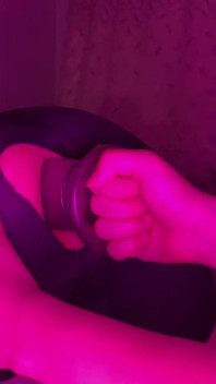 Cewek sange ini lagi asik ngentot pantat cowok ini pakai dildo ukuran XL