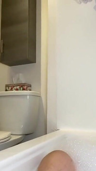 Eiaculazione facciale, lo adoro! video completo ^ Il mio figliastro era nel bagno, l'ho visto masturbarsi! così ho deciso di prendermi cura di H