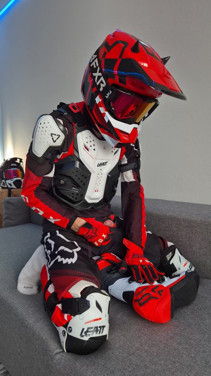 Sneakersmax98: Un motociclista molto eccitato ha segnato i suoi nuovi stivali...