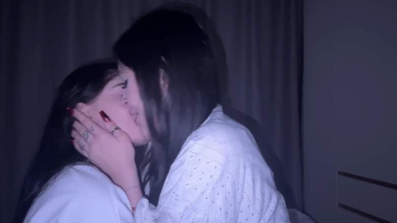 LuchCrush: Kompilasi Liar Orgasme Dan Ciuman Lesbian
