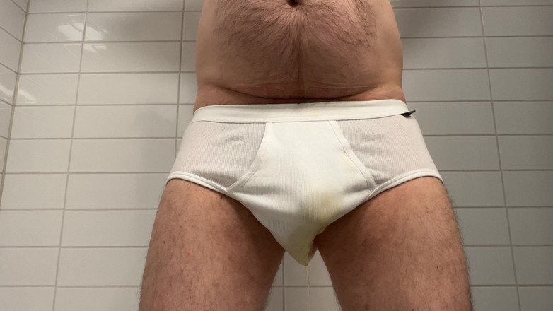 Beardedcummer: Pappa pissar sina nya vita underbyxor