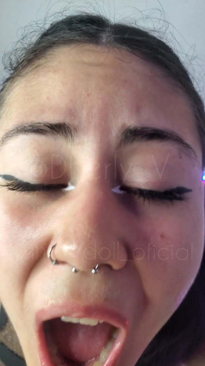 DherlyDoll: Teman wanita kawan saya suka air mani saya, dia menelan...