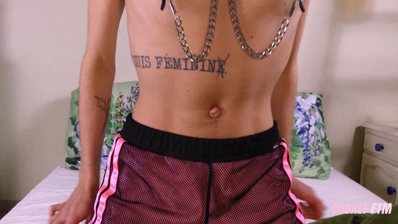 Cobalt FTM: Ftm juega con pinzas y collar en los pezones