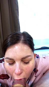 Coprono il viso della mia giovane moglie calda con lo sperma dopo un pompino incredibile