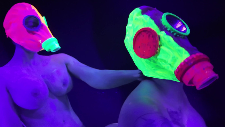 EdgesOfReality: Neon Rave Dívka Na Dívce Si Hraje S Robertkem