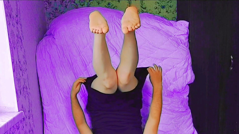 Kitty_Cross: Banci yang menawan nungging pelan-pelan sambil menggoda indramu