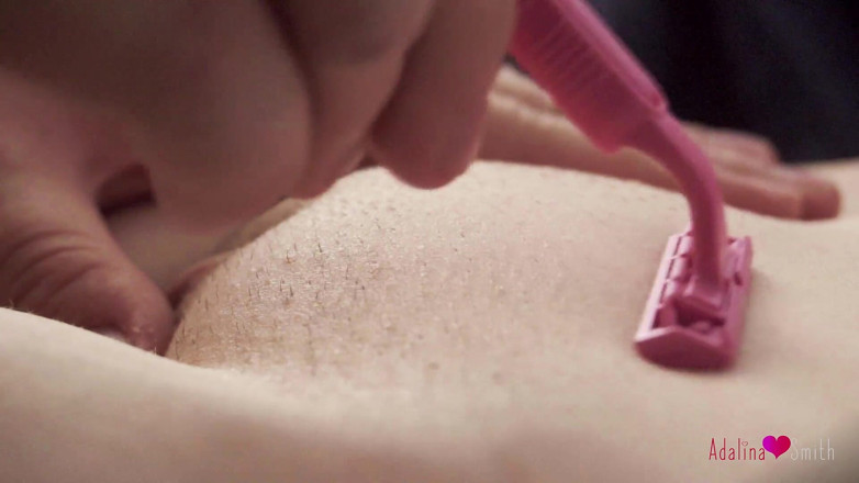 Adalina Smith: Slow-motion romantisch poesje scheren en aanraken