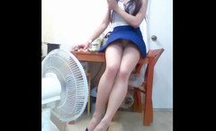 Harinni: एक शरारती कॉलेज कुतिया एक नई नीली स्कर्ट की कोशिश की और उसके दो छेदों में दो खीरे के साथ खेला ।