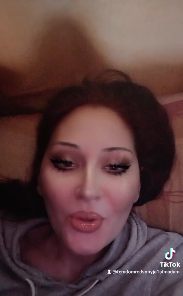 Dominatrix Redsonyja: Z mojego łóżka dla ciebie, bogini Czerwona Sonyja, zawsze pomyśl, kto...