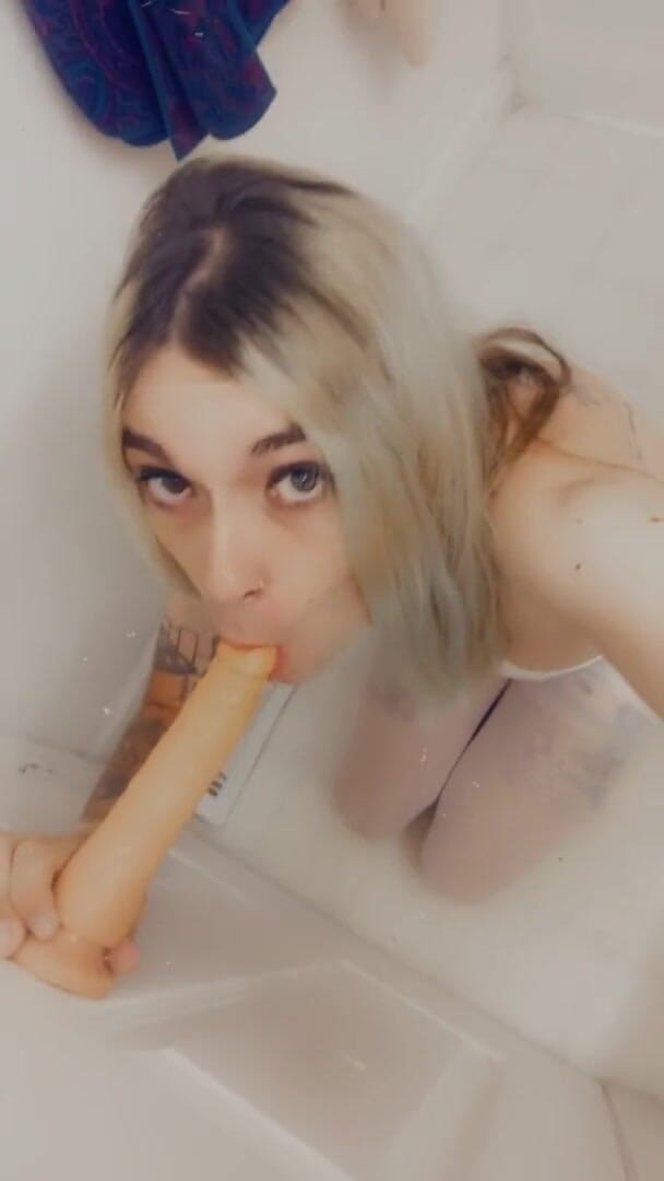 CarmenMelatonin: Cute babe in revealing outfit wants your cock