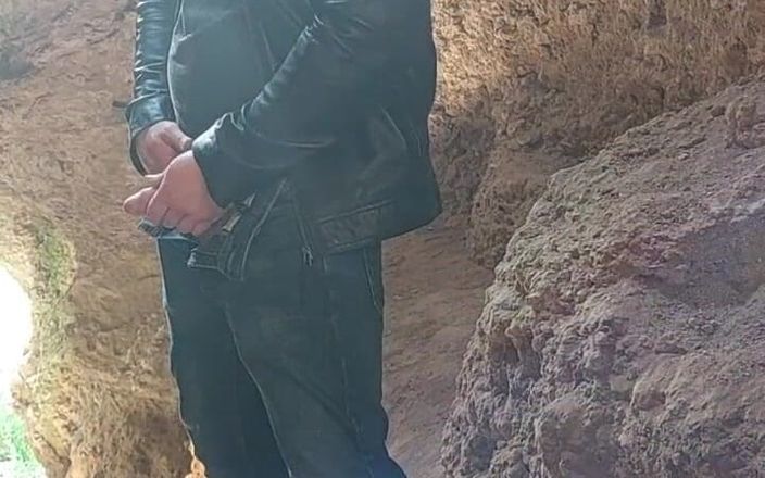 Michael Ragnar: Пещерный человек здесь.большой камшот n публичная пещера альмоат поймали.flexin и Showin к.